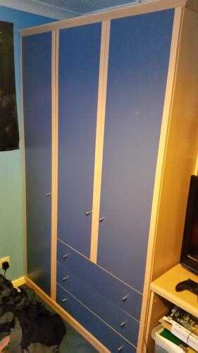 Solid wardrobe in blue with 3 doors and with 3 drawers