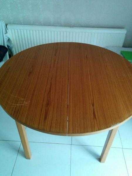 Solid wood Extendable dining table and chairs