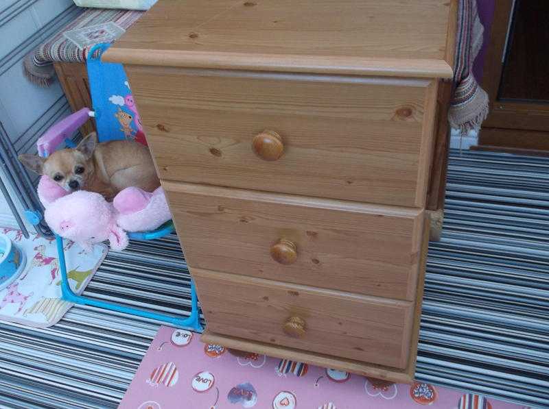 SOLID WOOD SMALL CHEST OF DRAWERS.