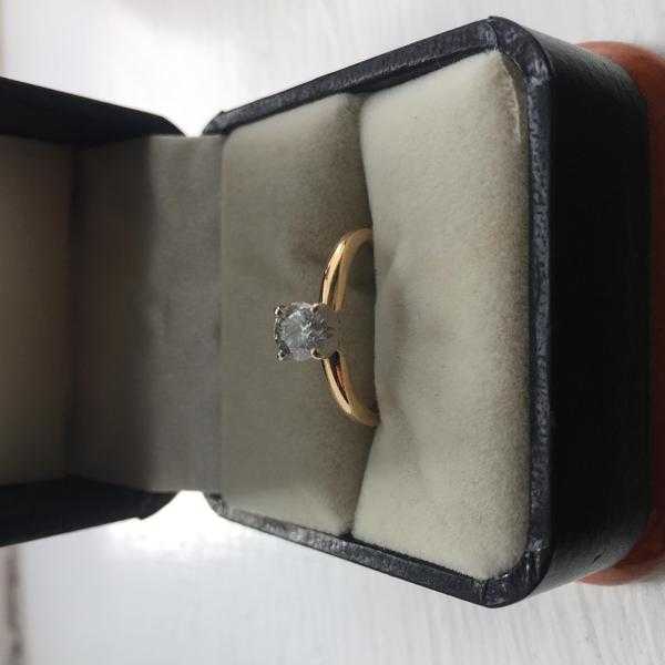Solitaire diamond and yell gold ring
