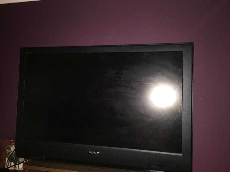 Sony 42 inch flat screen TV with wall bracket KDL-40S2030