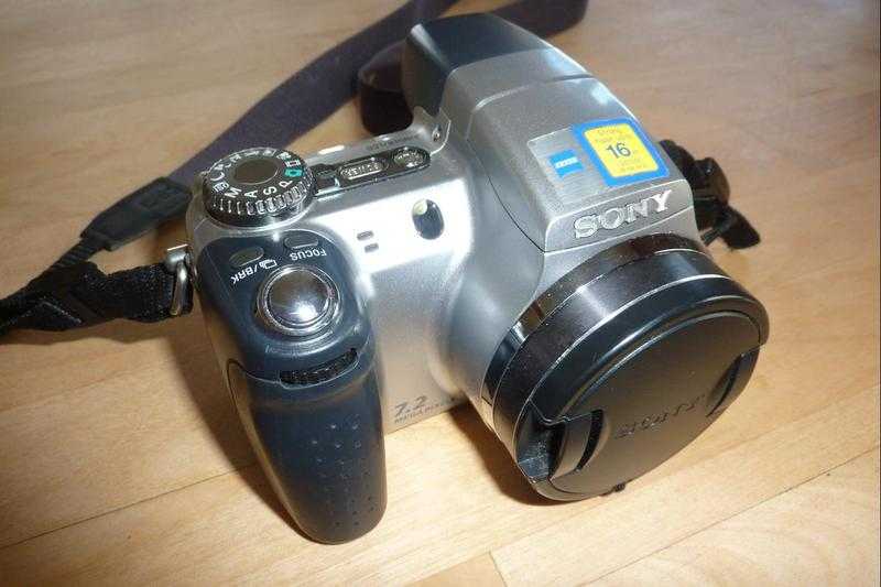 SONY DSC- H5 CYBERSHOT CAMERA  SONY VCL-DH1758 1.7 LENS