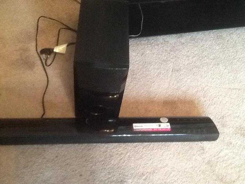 Sound bar with sub woofer