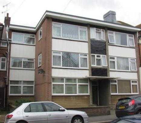 Spacious 2 bedroomed top floor purpose built flat in Bexhill On Sea