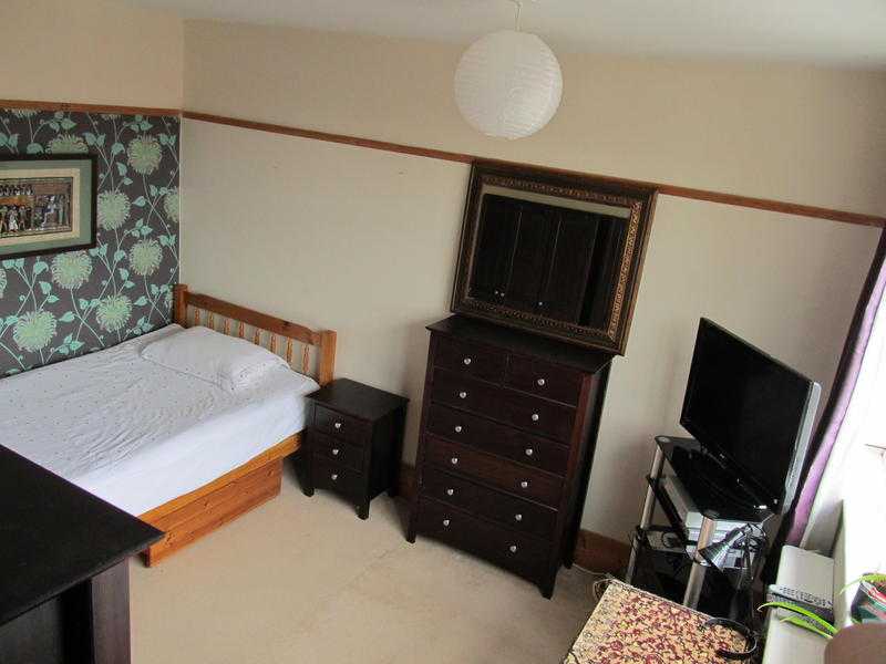 Spacious double room in luxury apartment