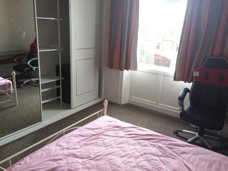 Spacious double rooms to let in Huddersfield. Free WiFi and utilities included.