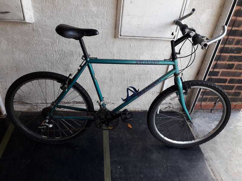 Specialized Rock Hopper Aluminium Mountain Bike. 21 speed. 26 inch wheels (Suit 16 yrs to Adult).