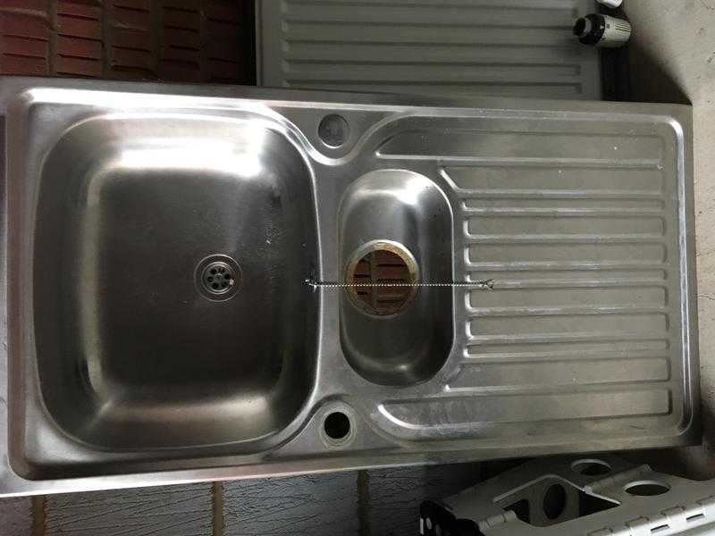 STAINLESS STEEL SINGLE DRAINER SINK WITH TAPS