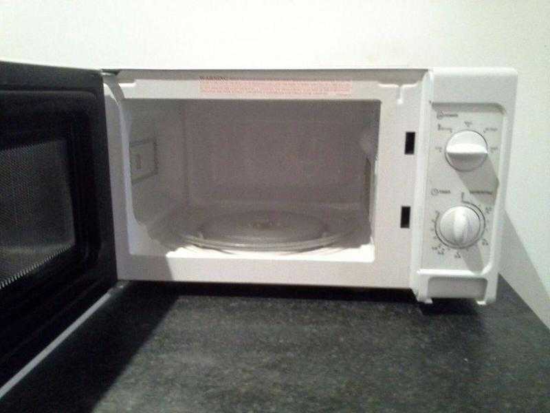 Standard Microwave - White-700 Watt