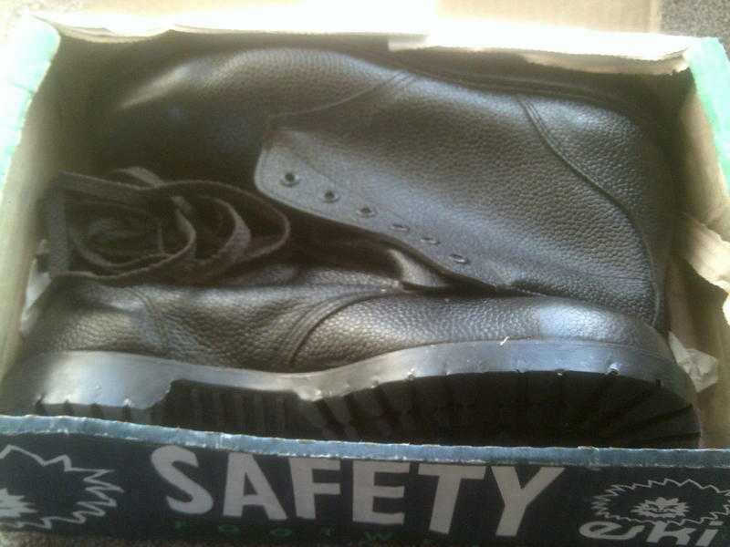 STEEL TOECAP SAFETY BOOTS, BLACK LEATHER SIZE 10, OIL AND HEAT RESISTANT SOLE, BRAND NEW, NEVER WORN