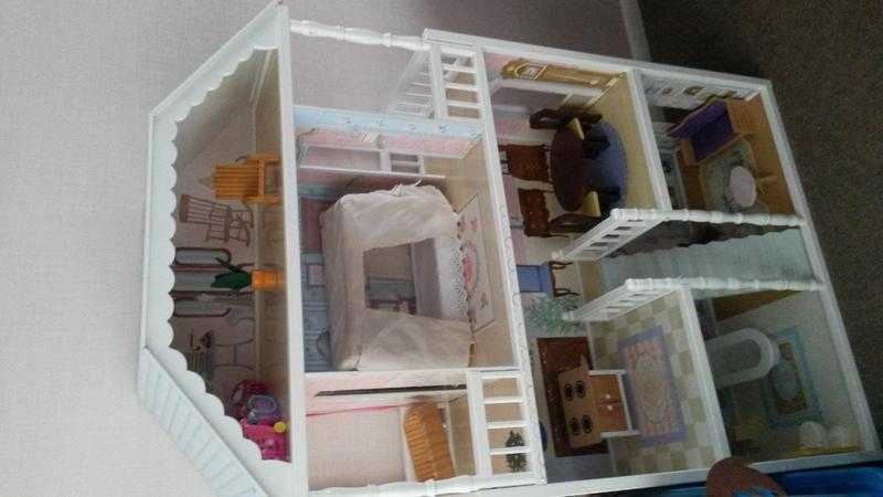 strong large solid dolls house (fits barbies)