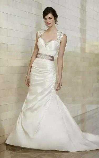 Stunning brand new Ivory wedding dress