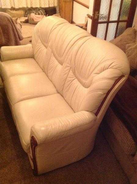 STUNNING CREAM LEATHER SETTEE AaND TWO CHAIRS