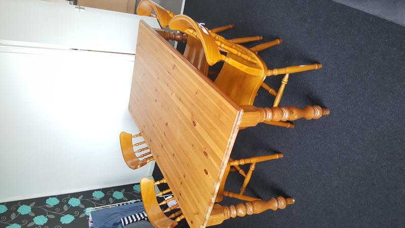 Stunning dining table and 4 chairs for sale