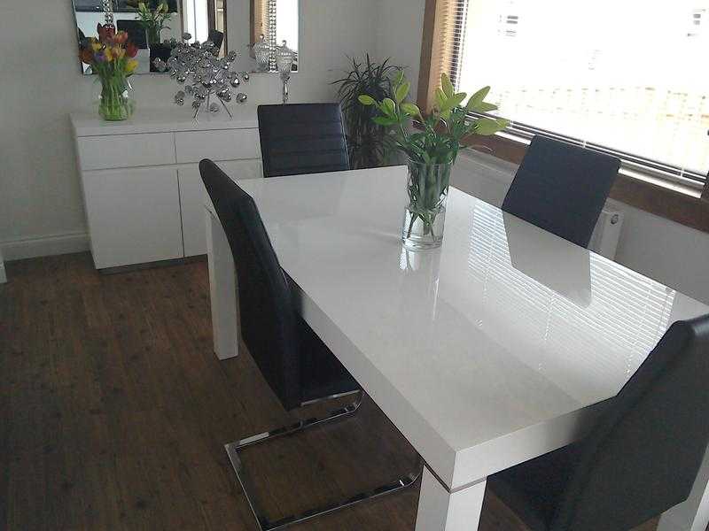 Stunning dinningroom table and chairs for sale