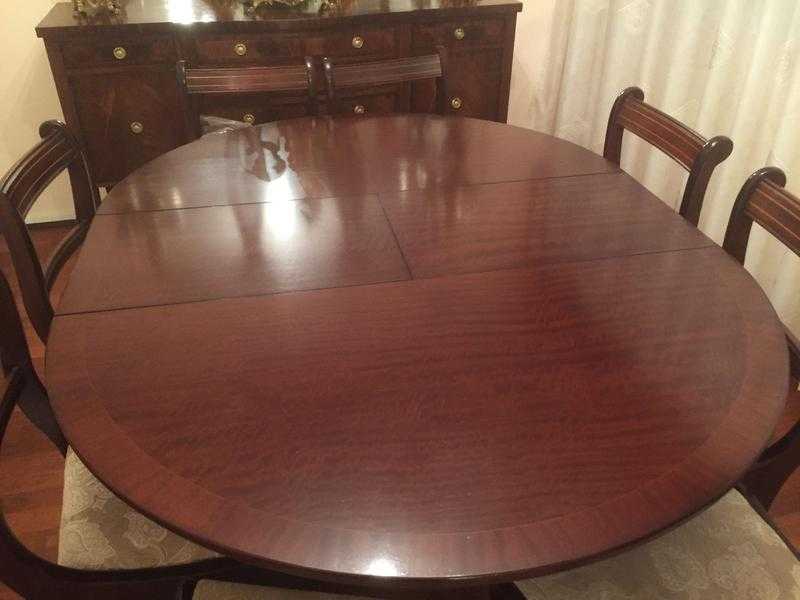 Stunning Georgian Style Mahogany Extending Dining Table, seats (No Chairs)