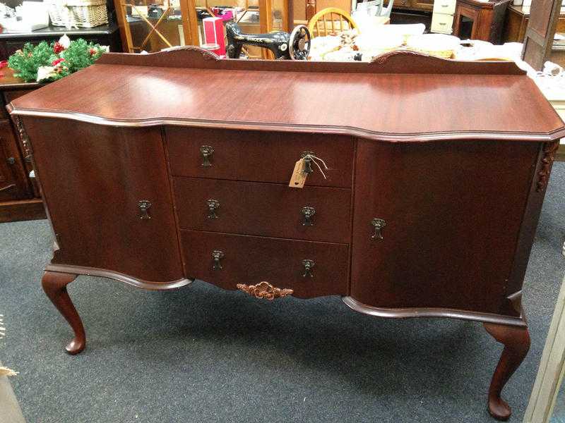 STUNNING ORNATE VINTAGE QUEEN ANNE STYLE CHERRY WOOD SIDEBOARD SHABBY CHIC (437)