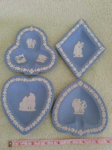 STUNNING SET OF 4 WEDGEWOOD SMALL DISHES IN MINT CONDITION PERFECT FOR ANY COLLECTOR OR CARD FAN