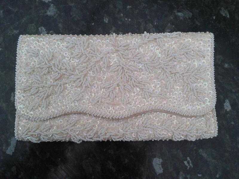 STUNNING UNIQUE RARE WHITE BEADED VINTAGE quotEMPIREquot CLUTCH BAG NO BEADS MISSING, VERY GOOD CONDITION.