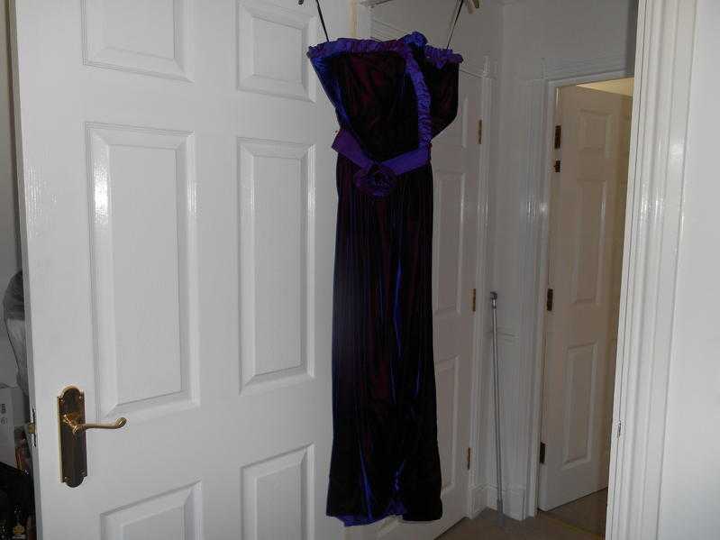 STUNNING VELVET AND SILK DESIGNER EVENING DRESS - HAND FINISHED - SIZE 1012 - WORN TWICE