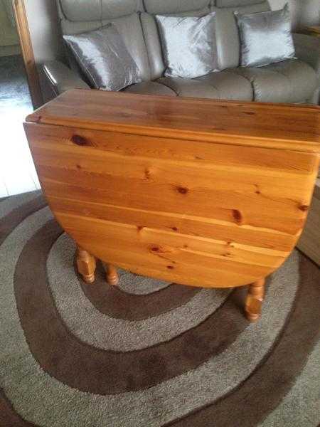 Sturdy Solid Pine Gate Leg Table in Great Condition