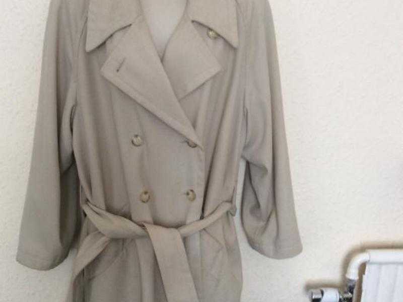 STYLISH LADIES WOMENS CREAM RAINCOAT SIZE 12 FULLY-LINED, BELT BIG POCKETS