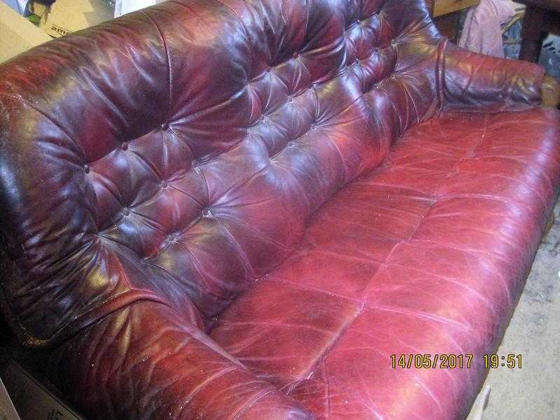STYLISH REAL LEATHER 3 SEATER (Chesterfield Style) SOFA WITH OAK FRAME.