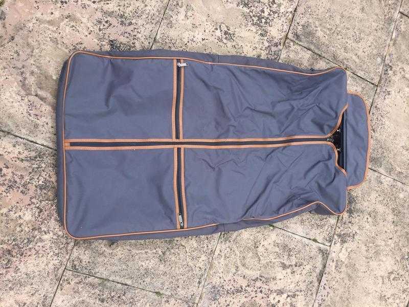 Suit carrier with accessory pockets