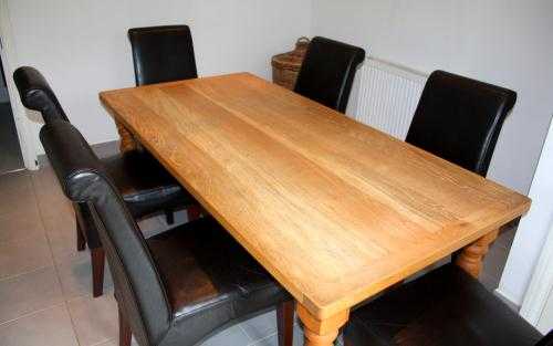 SUPERB SOLID OAK DINING TABLE AND SIX CHAIRS