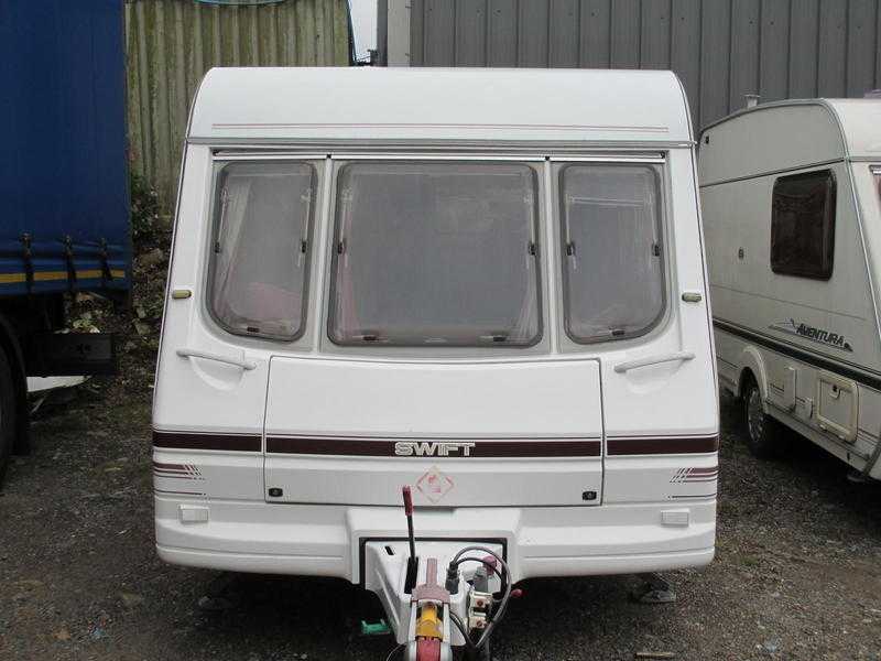 SWIFT CHALLENGER 400 2 BERTH TOURING CARAVAN IMMACULATE CONDITION