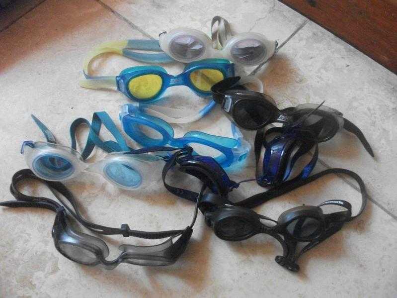 Swimming goggles