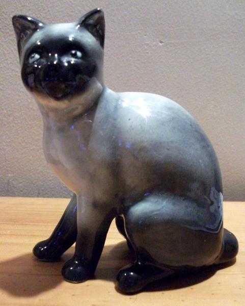 SYLVAC  GREYBLACK CAT GLOSS FINISH ABOUT 12CMS HIGH AND ABOUT 11 CMS WIDE