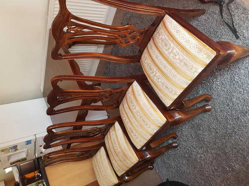 Tabel 4 chairs