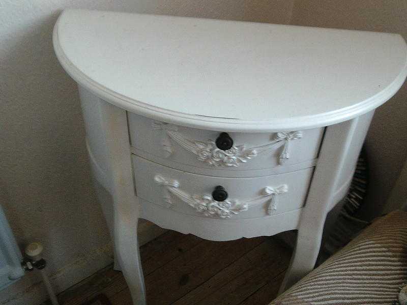 TABLE, SIDE TABLE WHITE