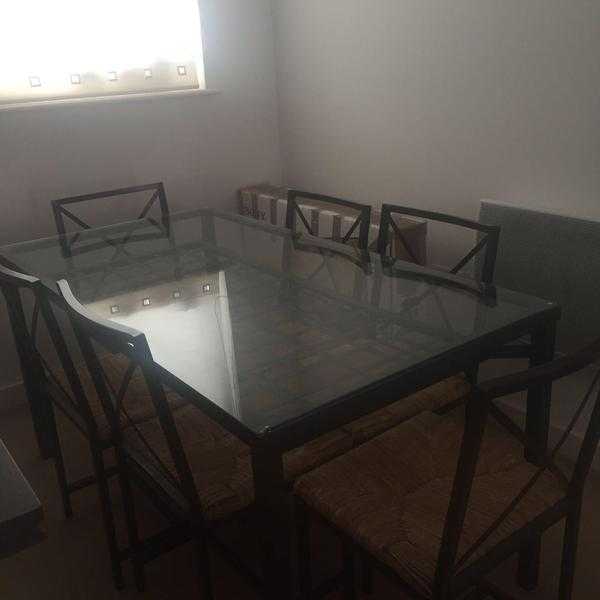 TABLE WITH 6 CHAIRS IN AN EXCELLENT CONDITION