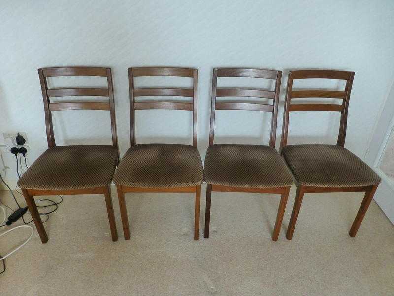 Teak Dining extendable Table and four chairs