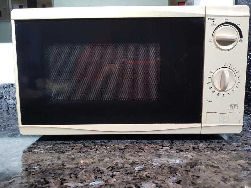 TESCO MM08 700 Watt SMALL MICROWAVE