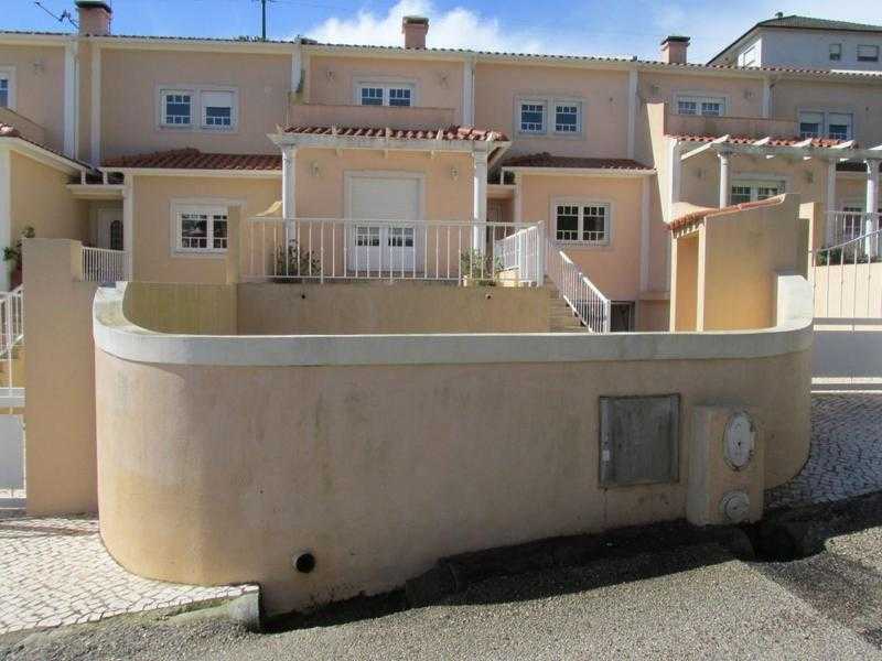 THIS IS A TOWNHOUSE IN A QUITE AND SUNNY NEIGHBORHOOD  Reguengo Grande, Portugal
