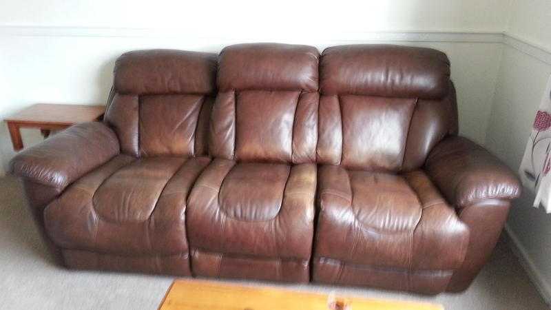 Three seater leather sofa recliner