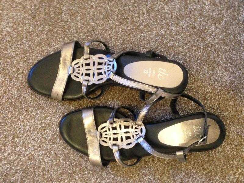 TLC LADIES UK SIZE 5 LEATHER SANDALS