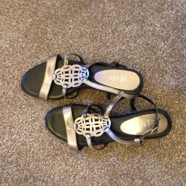 TLC LADIES UK SIZE 5 LEATHER SANDALS