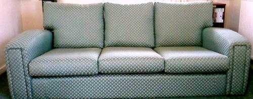 TODAY  40  IMMACULATE UNMARKED MODERN 3 SEAT SOFA