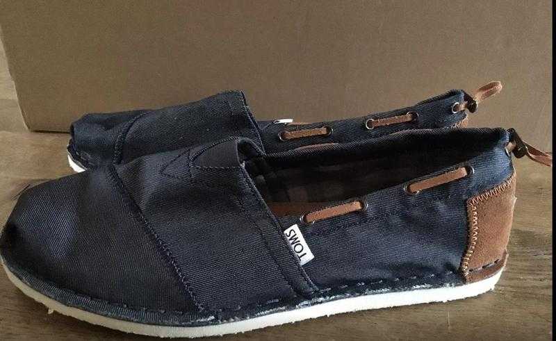 Toms dark blue men039s shoes for sale. Brand new and boxed - size UK 9