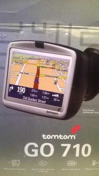 TOMTOM GO 710 COMPLETE WITH ACCESSORIES AND NEW BATTERY.