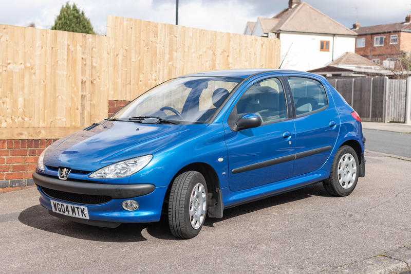 Top spec 5 door Peugeot 206 inc FSH, parking sensors, auto lights, climate control.