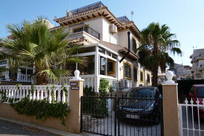 Torrevieja villa, wifi, aircon, near beaches and golf, sleeps 6