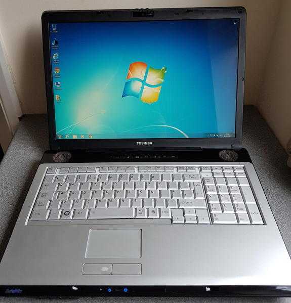 Toshiba Satellite P200D Laptop - 17quot Screen amp Windows 7