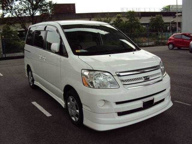 Toyota Noah 2004