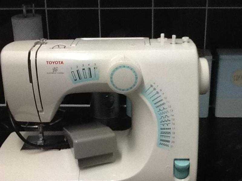 Toyota se142000 sewing machine