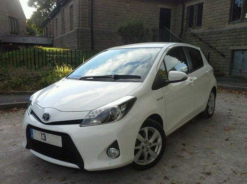 Toyota Yaris T Spirit Hybrid CVT White 2013